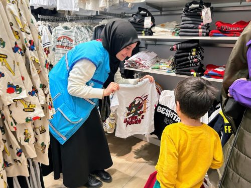 Himayeye muhtaç bir yetim çocuk